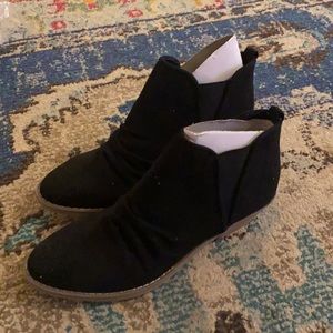 💫 Report Drewe Perforated Bootie. Size 9 💫